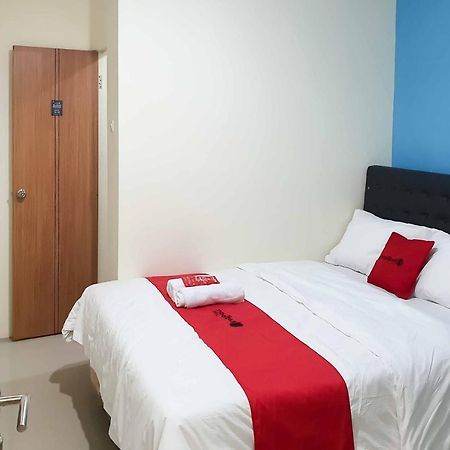 Reddoorz At Mayjen Sungkono Surabaya Eksteriør billede